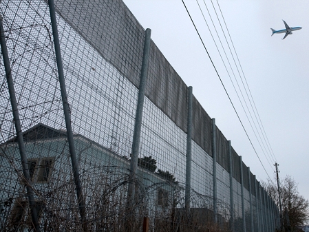 Außenansicht des Schweizer Schubhaftgefängnisses in Genf umgebe von hohem Zaun.